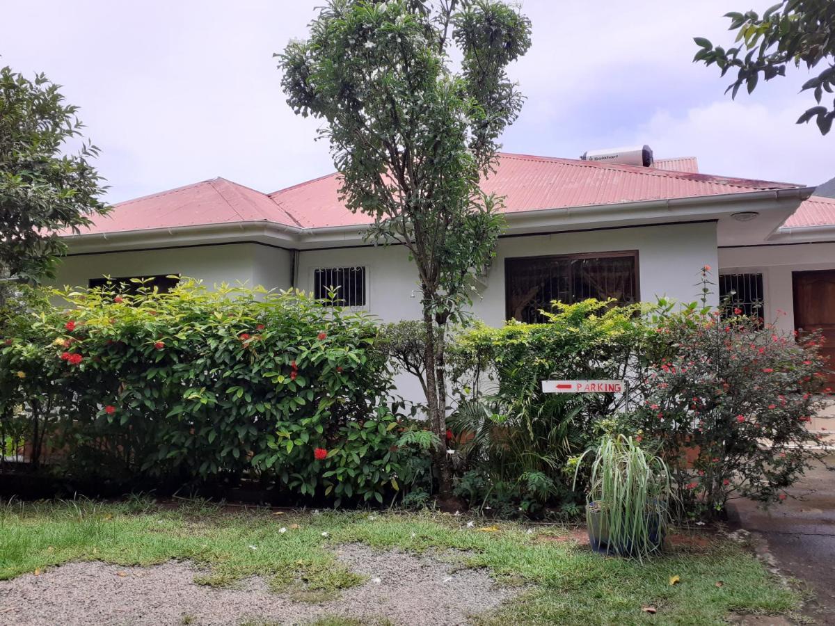 Gigi'S Self Catering Apartment Port Glaud Exterior foto